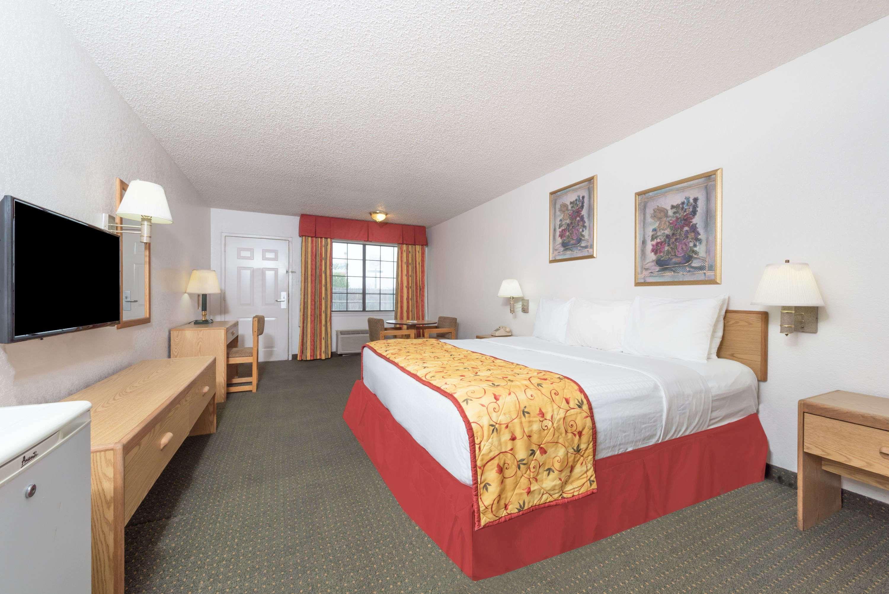 Days Inn By Wyndham Waco Near Downtown University Extérieur photo